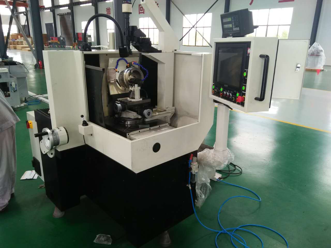 CNC tool grinder for PCDPCBN inserts and resharping