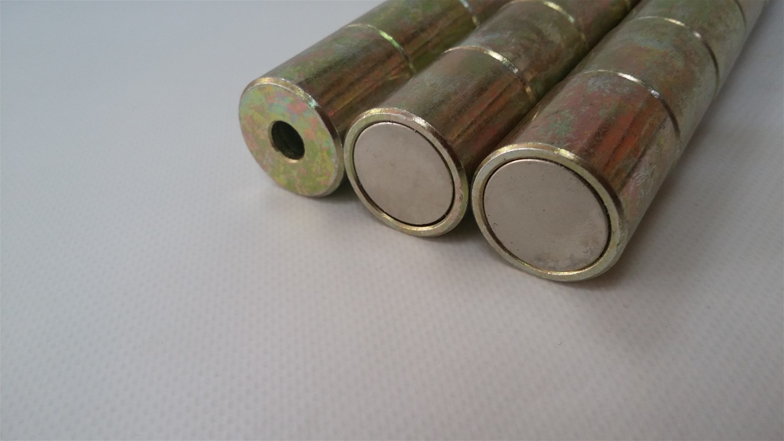 Strong magnetic locator aluminum paste on the positioning of strong magnetic aluminum luminous characters around the fix