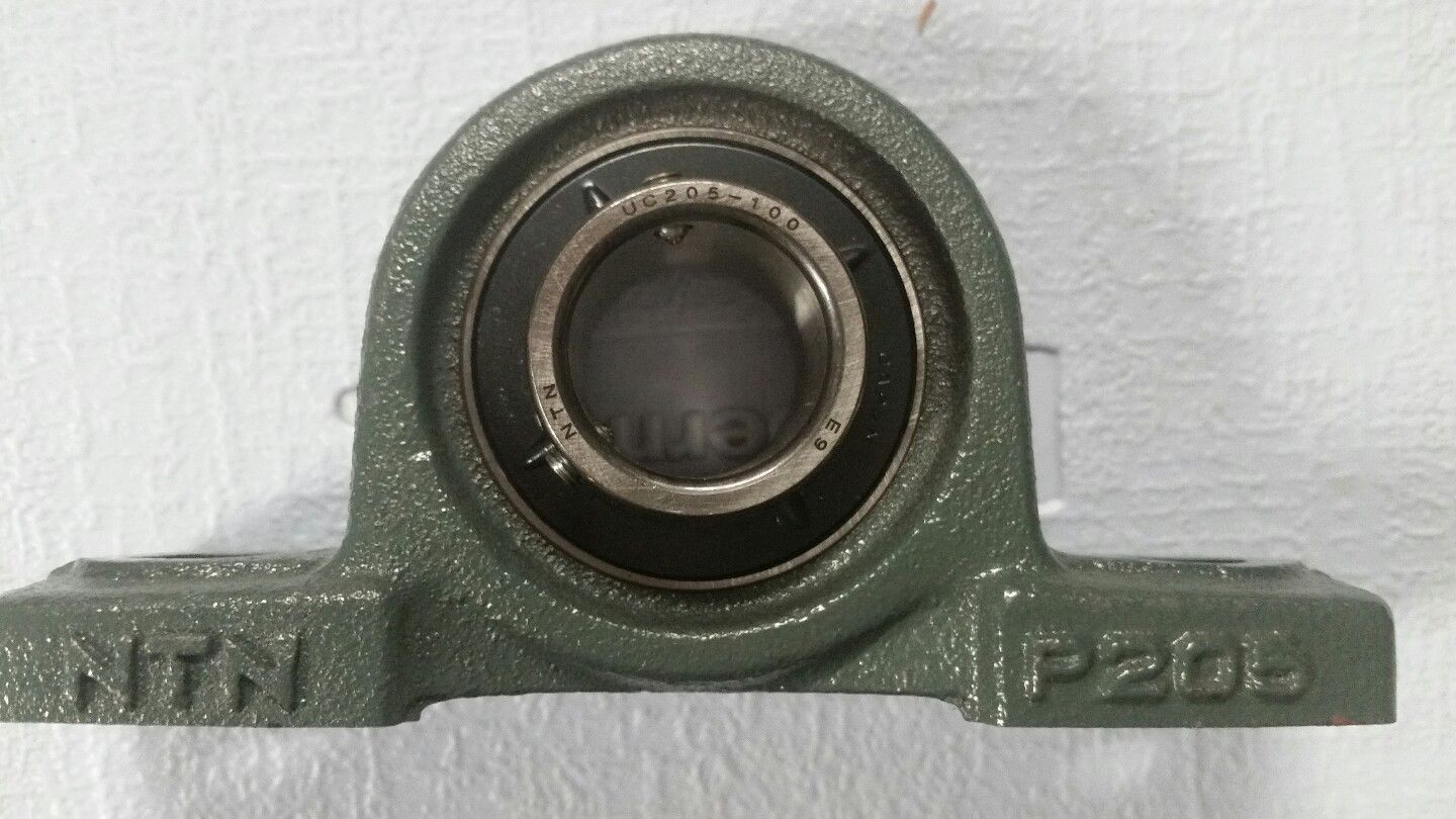 Japan NTN Ball Bearings Pillow Block Bearing UCFA210D1 In Green Color