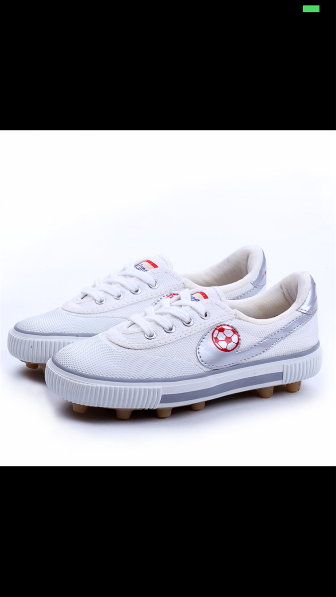 Football sneaker with several colours