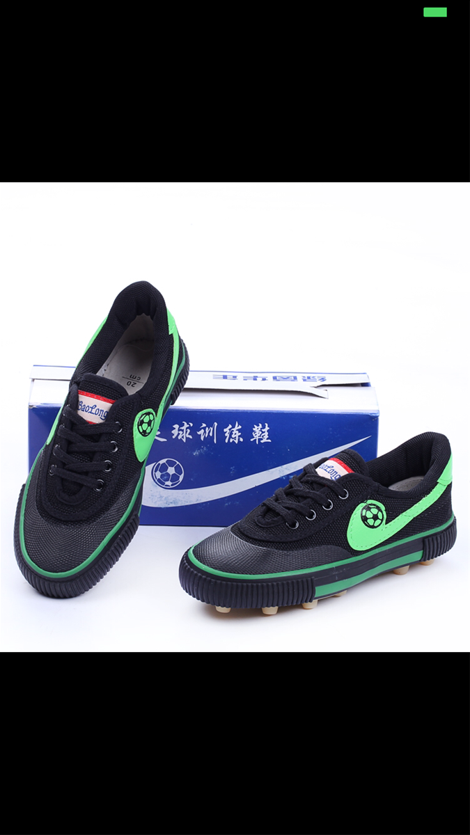 Football sneaker with several colours