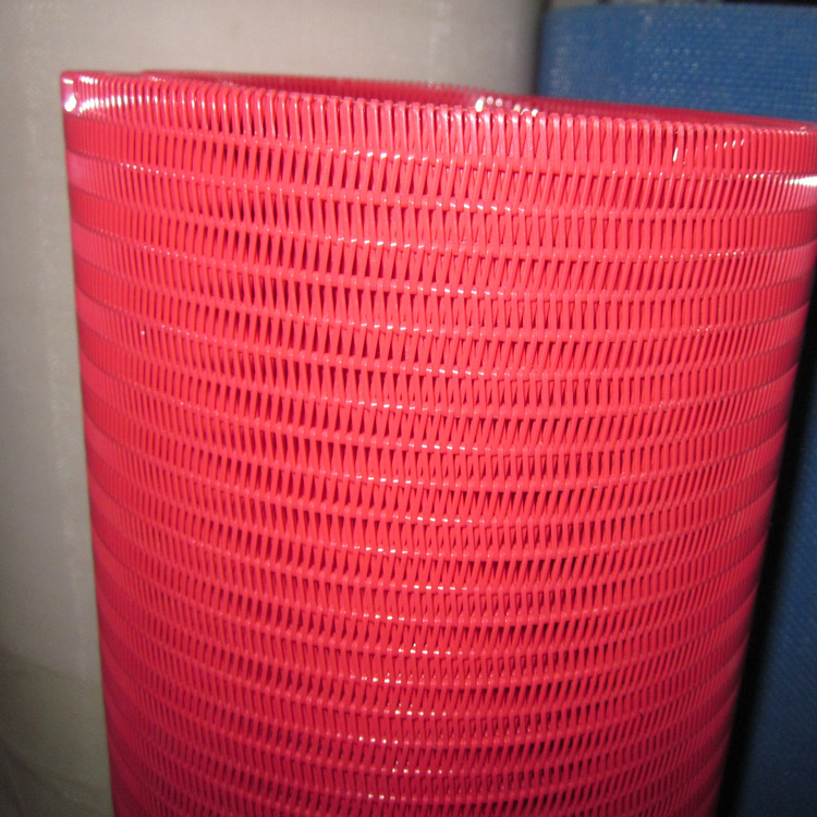 Polyester dryer fabric for mineral filtration conveyor belts