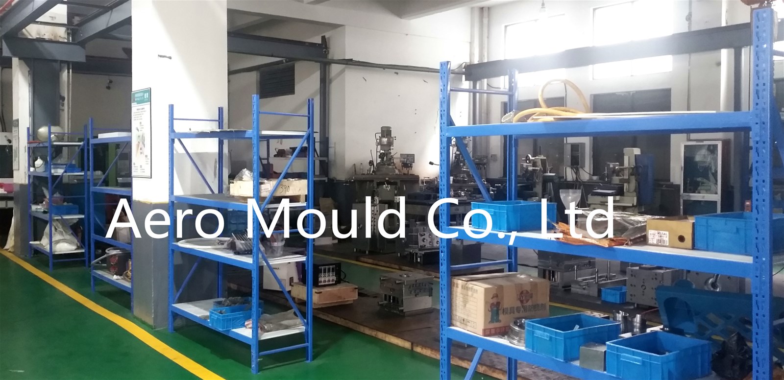 Fully automatically plastic part mould maker in Huangyan