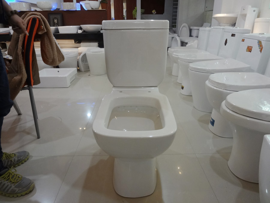 Cheap Elongated Siphonic STrap Floor Mounted Two Piece Ceramic Toilet for American Standard Toilet in China