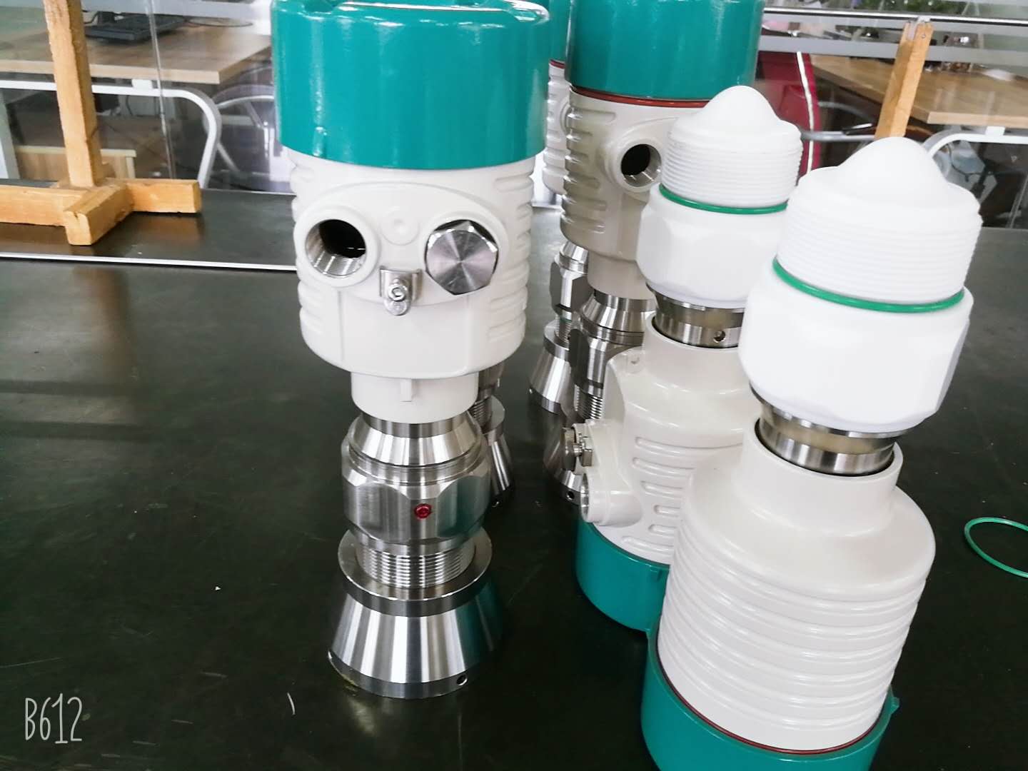 Twowire or fourwire FMCW type 120ghz radar level transmitter simple level measurement