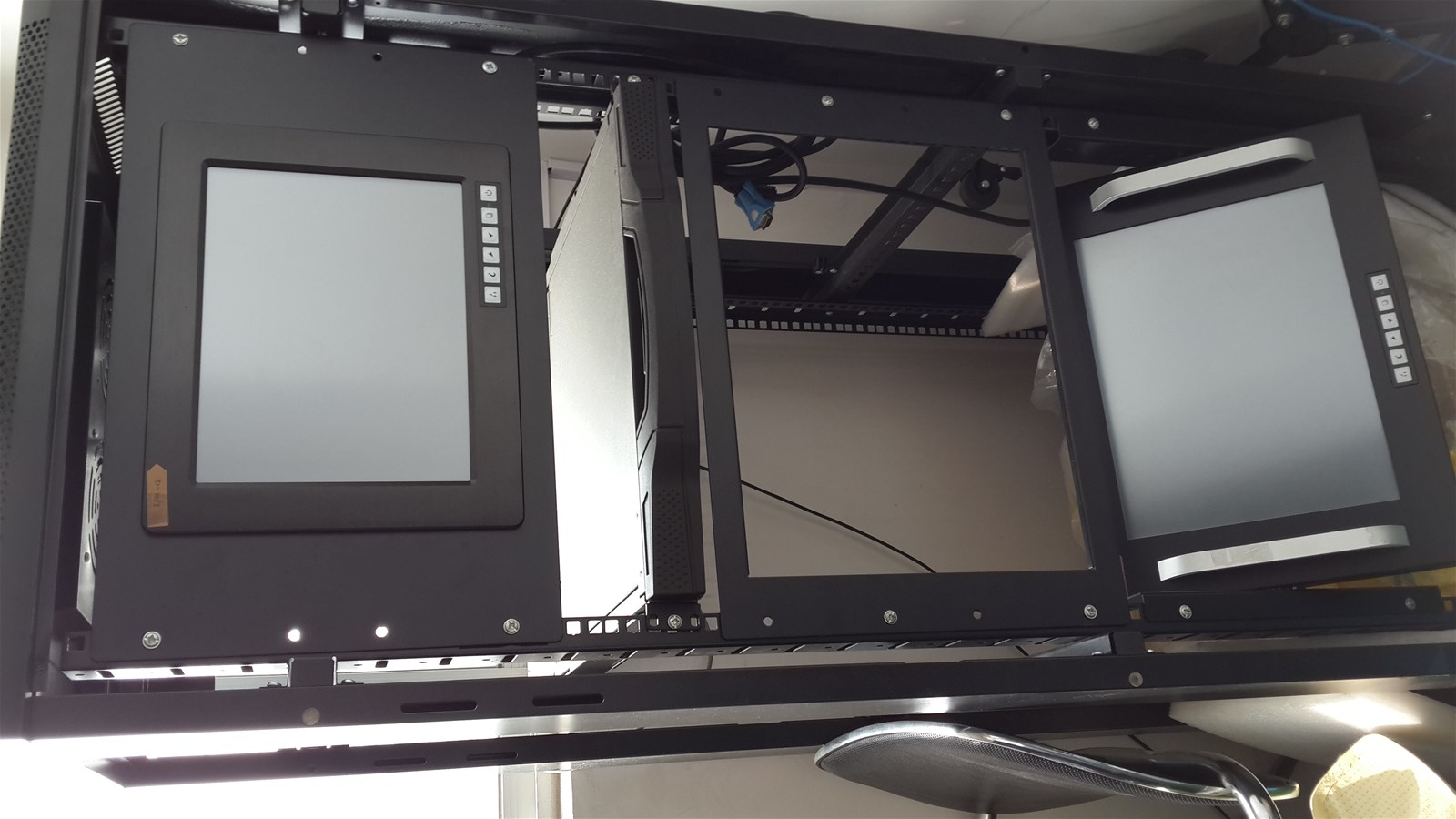 19 inch LCD rack mount monitor