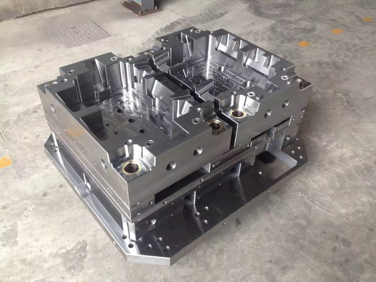 China made plastic injection mold base wit two shots