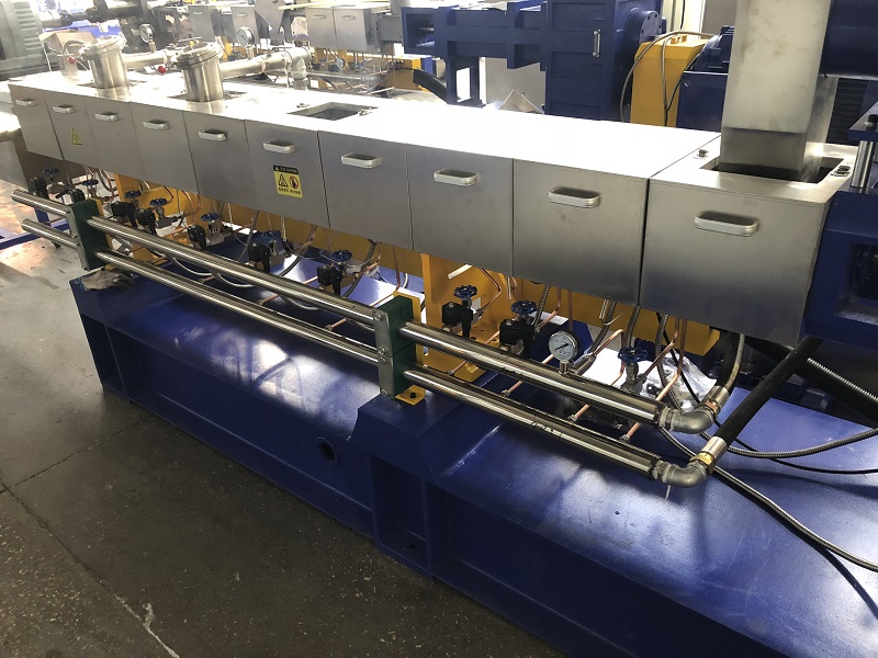 PET bottle flakes scraps recycling twin screw extruder pelletizing granulating machine