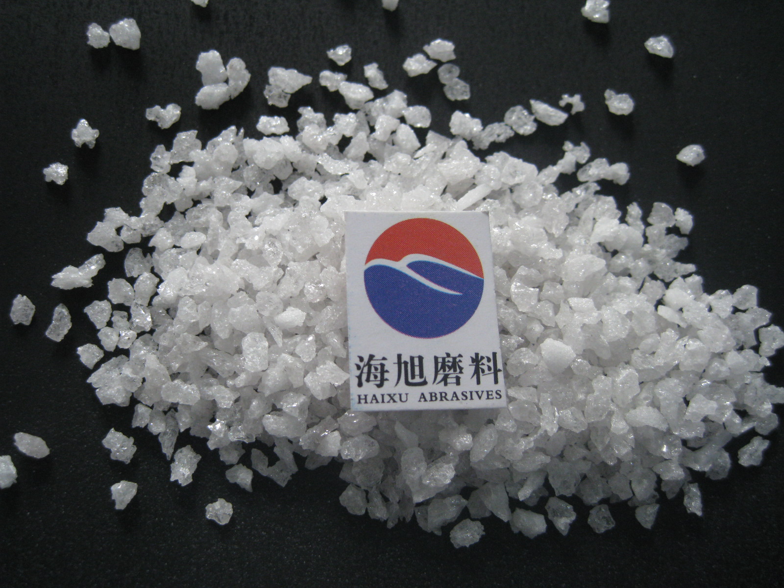 Manufacturing white fused ceramic alumina