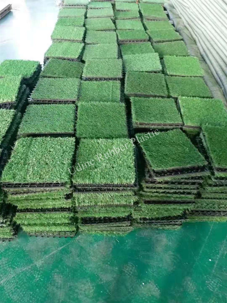 Interlocking Artificial Grass Mat 30cm x 30cm