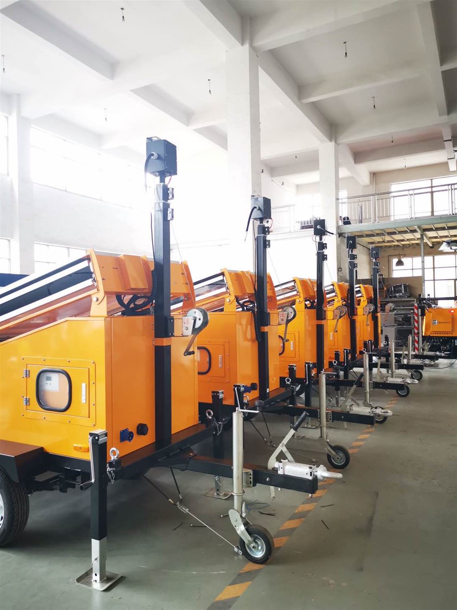 Outdoor solarpowered mobile surveillance trailer with manual or pneumatic mast