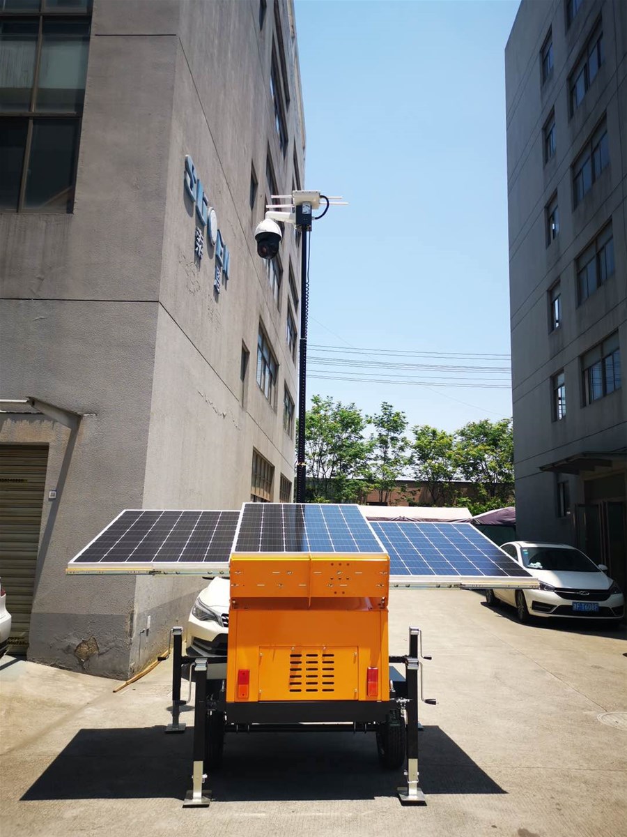 Outdoor solarpowered mobile surveillance trailer with manual or pneumatic mast