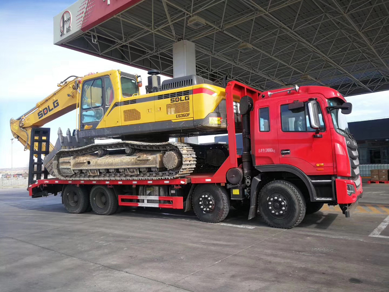 Sinotruck Howo 290hp 12 Tyre Flatbed Truck for load 24 tons Machinery with CLW brand 12ton fold crane