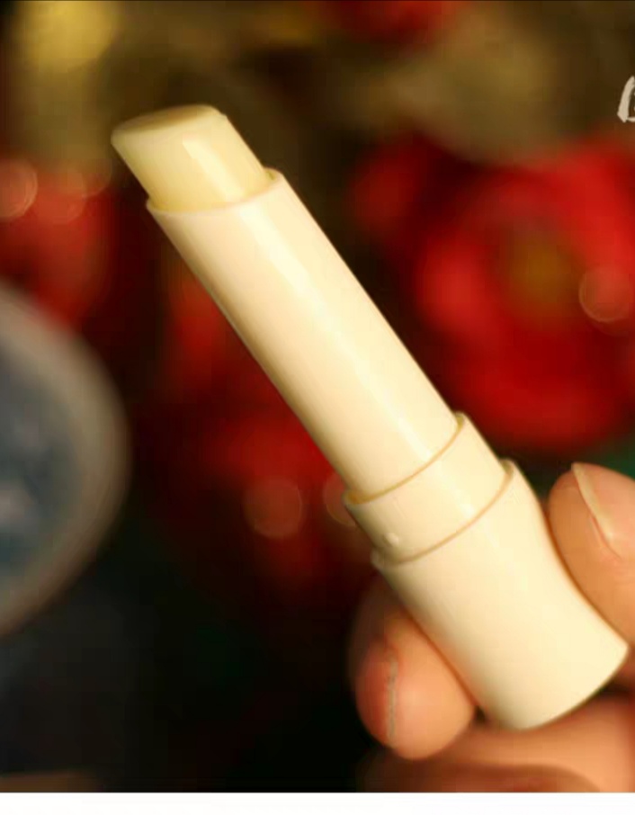 Lip Balm moisturizes and moisturizes lips