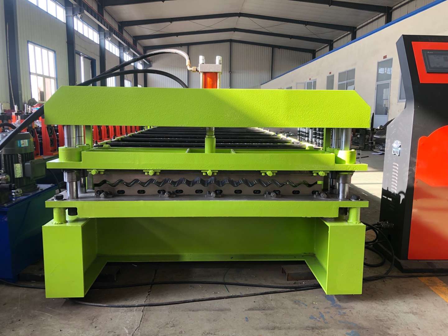 Metal corrugated sheet roll forming machine for roofing