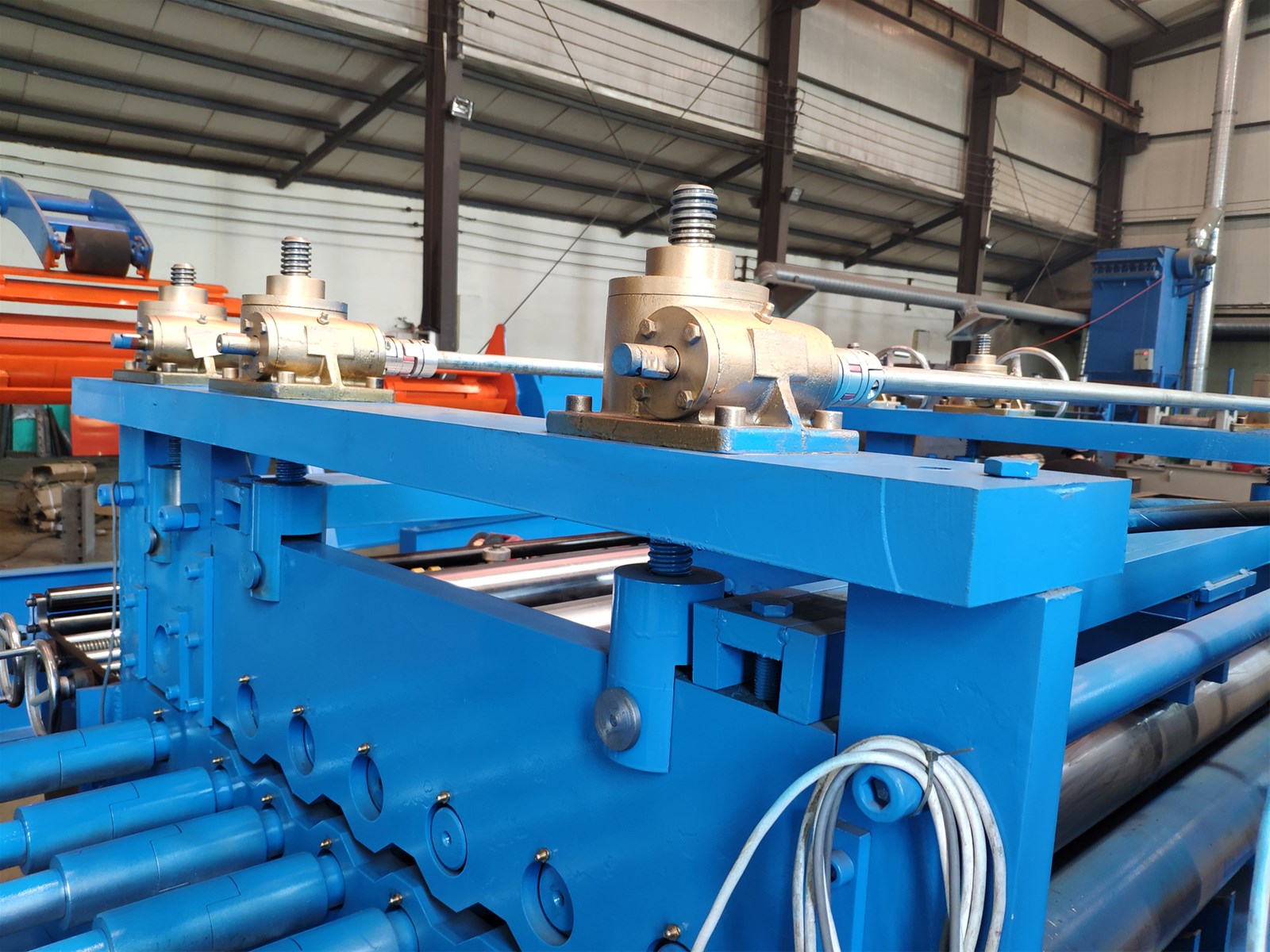 Hydraulic cutting to length machine