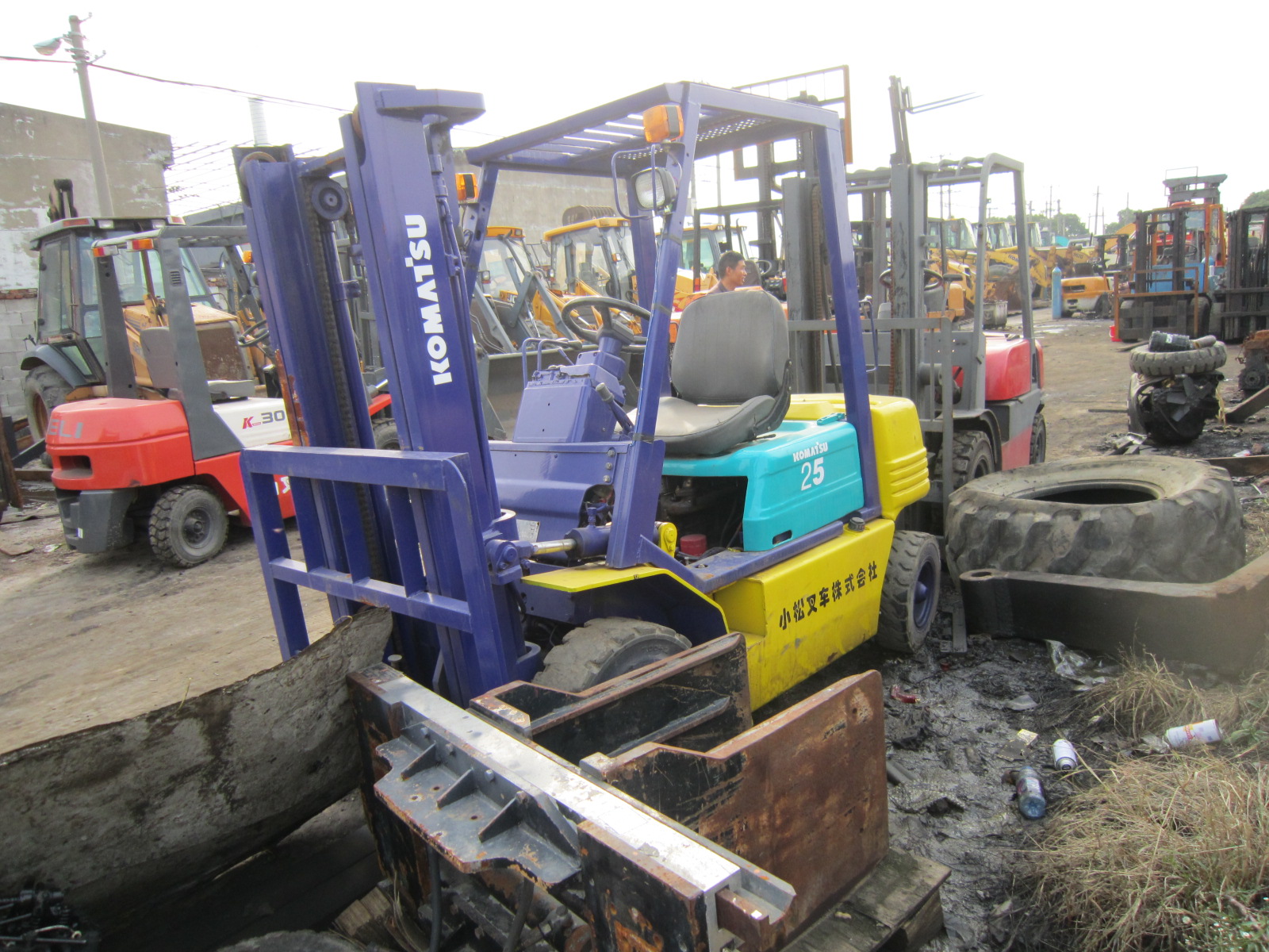 Cheap and Fine Second Hand Diesel mini forklift 25t KOMATSU FD25 wide hot sell