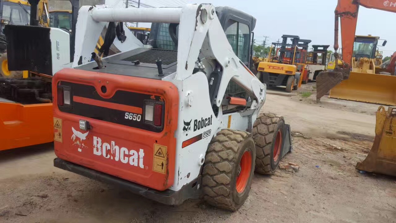 Бобкэт 650. Bobcat s650. Компактный погрузчик Bobcat. Bobcat 650 с противовесами.