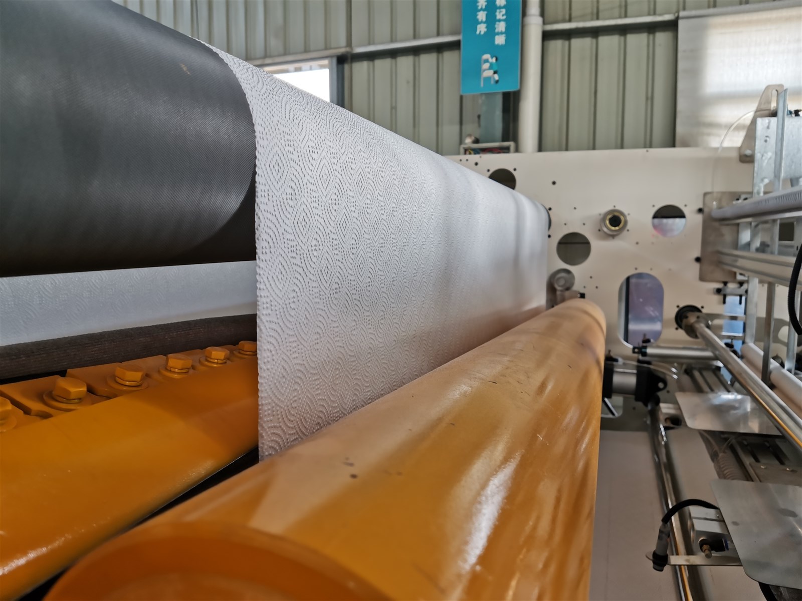 Hot sale top quality embossing rewinding toilet paper roll making machine small toilet paper making machine