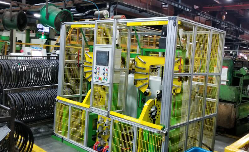 Tyre bead doublestation automatic packing machine