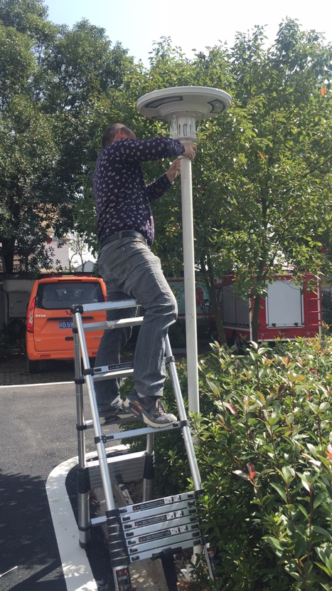 Factory Supply UFO Solar Garden Light Decorative Pole Street Light With Remote Control