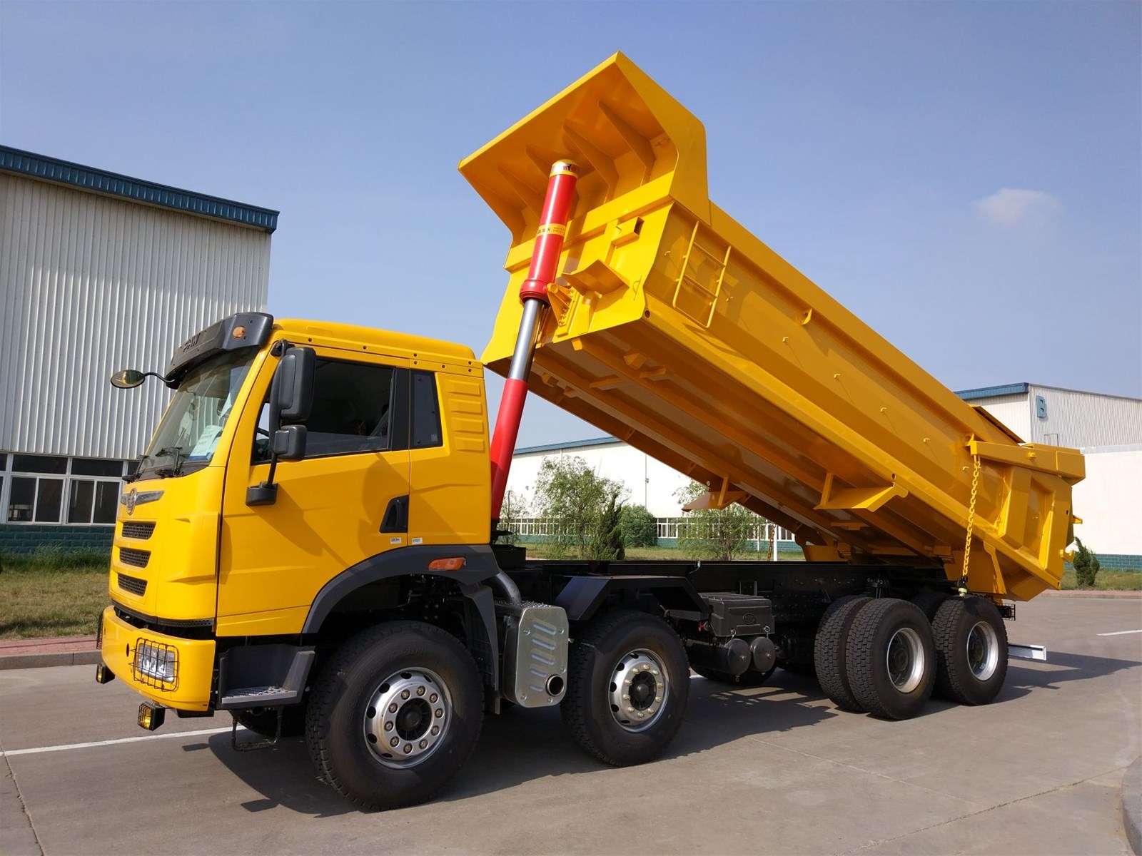 SINOTRUK HOWO 84 DUMP TRUCK 40T IN STOCK The configuration can be replaced on demand