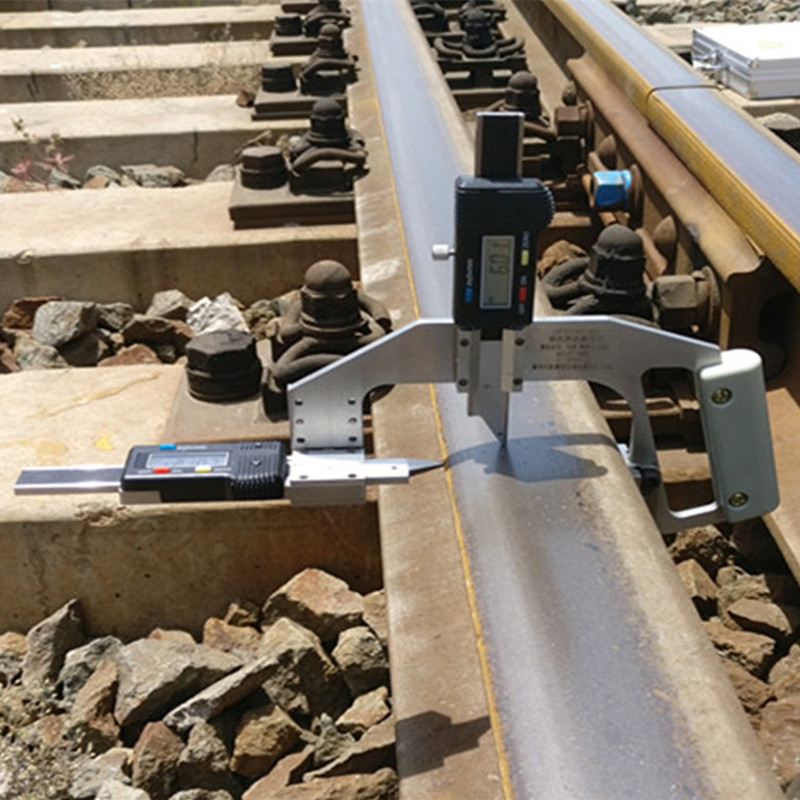 Digital rail wear gauge for measuring rail head lose