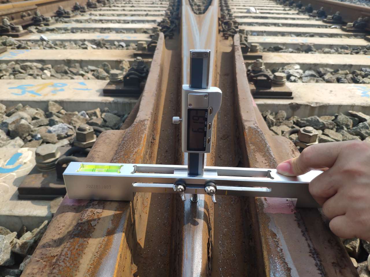 Digital switch rail height gauge