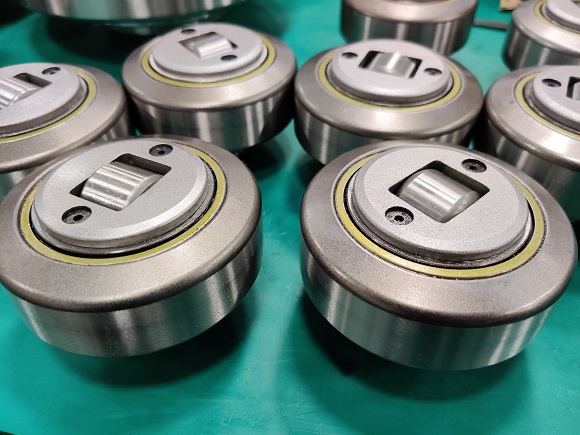 Adjustable combined roller bearing for forklift