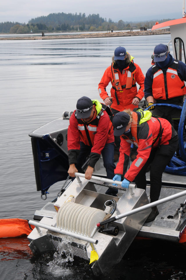 Disc Type Oil Skimmer for recoverying oil spills on ocean rivers