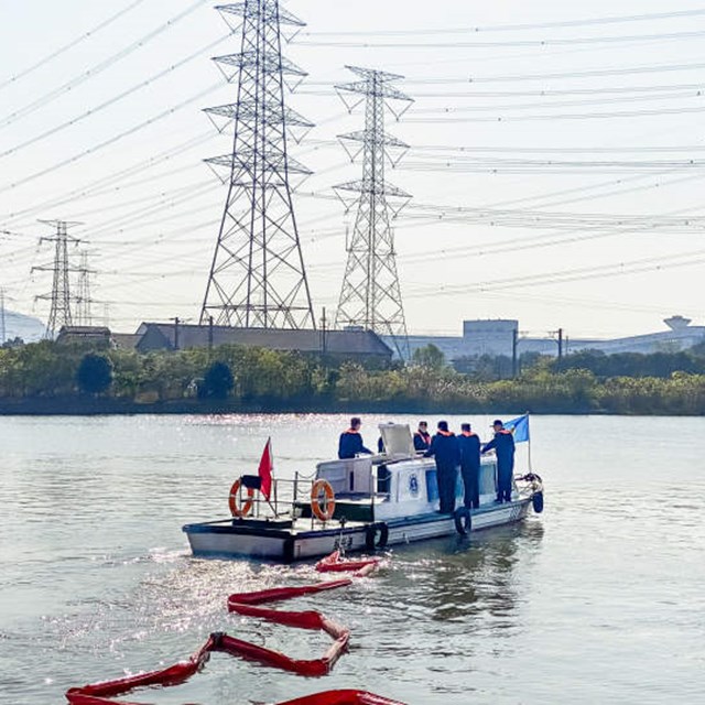 Floating Oil Containment Booms
