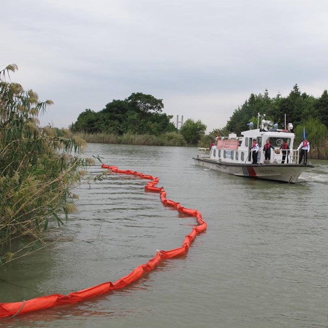 Floating Trash Booms for HD Port Conditions