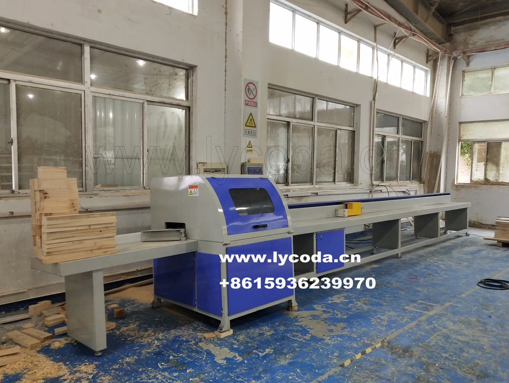 Wood pallet stringer cutting off saw machine