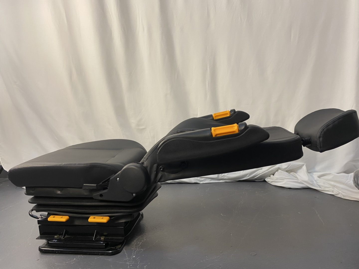 China Supply CompressoHottest Adjustable truck railway driver seats with swivel plate and recli Factory Price Adjustable