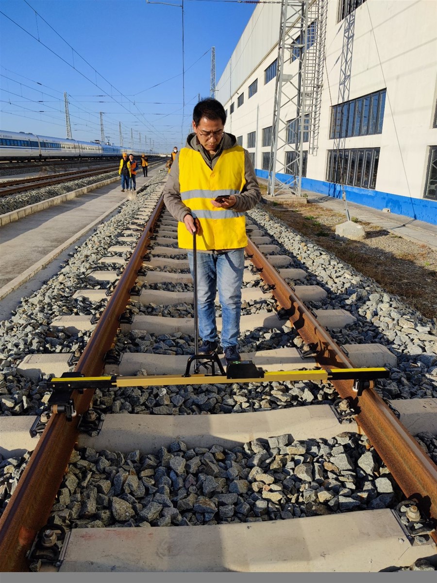 Digital rolling track gauge for track inspection