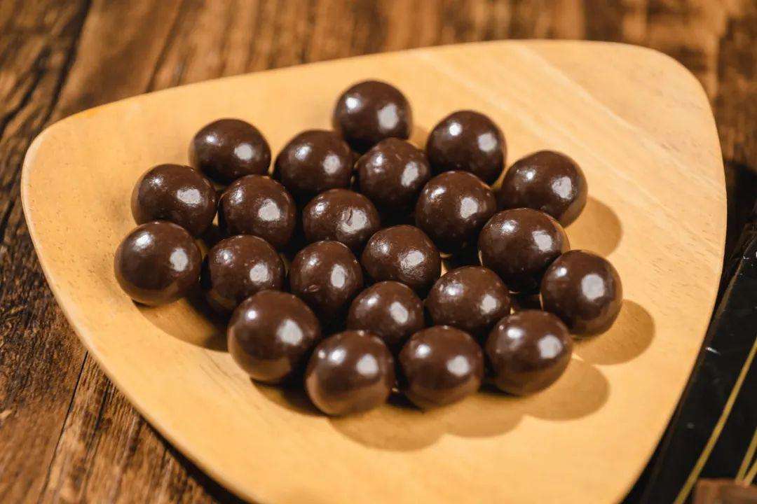 Maltesers are chocolatecoated maltodextrin filled with vacuumfilled micropores They have a sweet chocolaterich lac