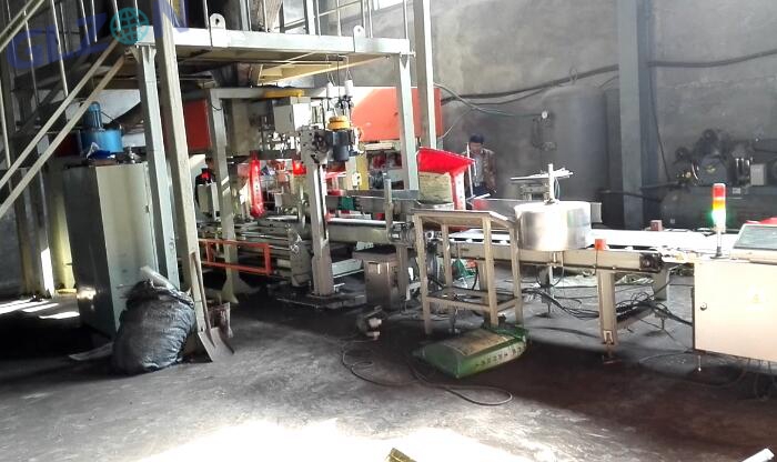 Automatic granule packing machine