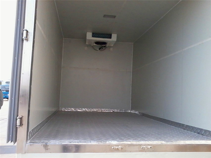 10Ton refrigerator truck Refrigerated truck HOWO 4x2 Light Truck with Cummins Engine Low Price