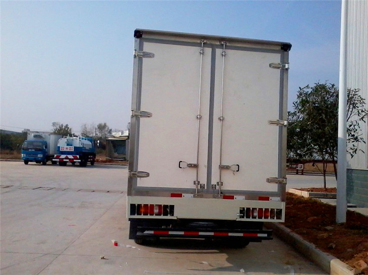 10Ton refrigerator truck Refrigerated truck HOWO 4x2 Light Truck with Cummins Engine Low Price