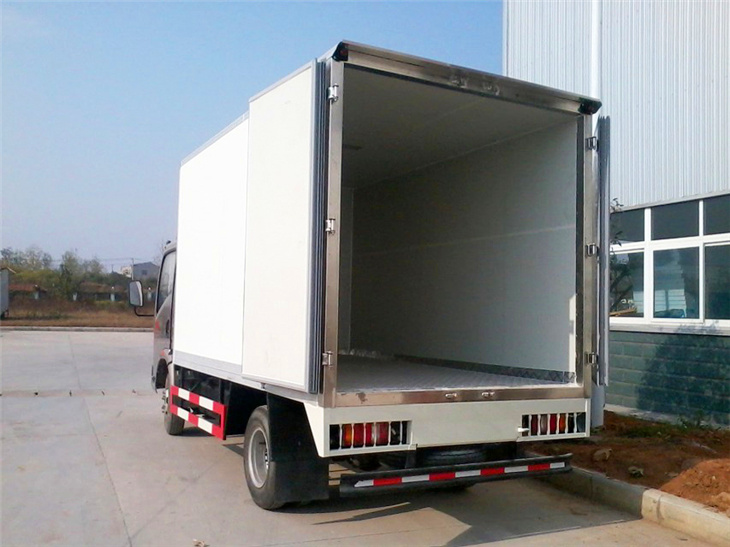 10Ton refrigerator truck Refrigerated truck HOWO 4x2 Light Truck with Cummins Engine Low Price