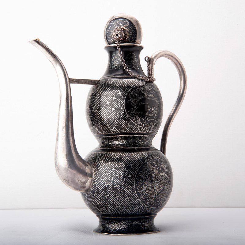 chinese style flagon that made by hand with the traditional techniques black copper run through with silver