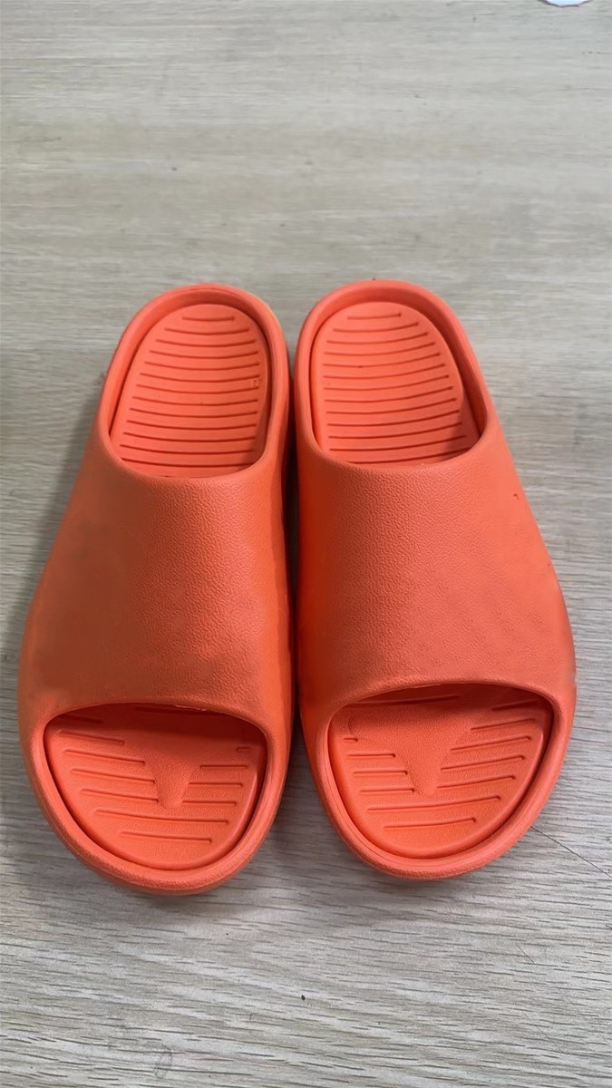 Summer sandals in a choice of colours to support email communication