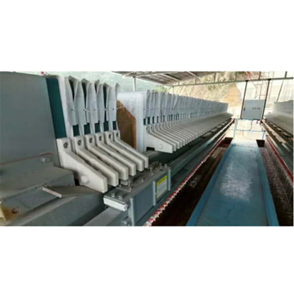 Programcontrolled automatic boxtype pressure filter