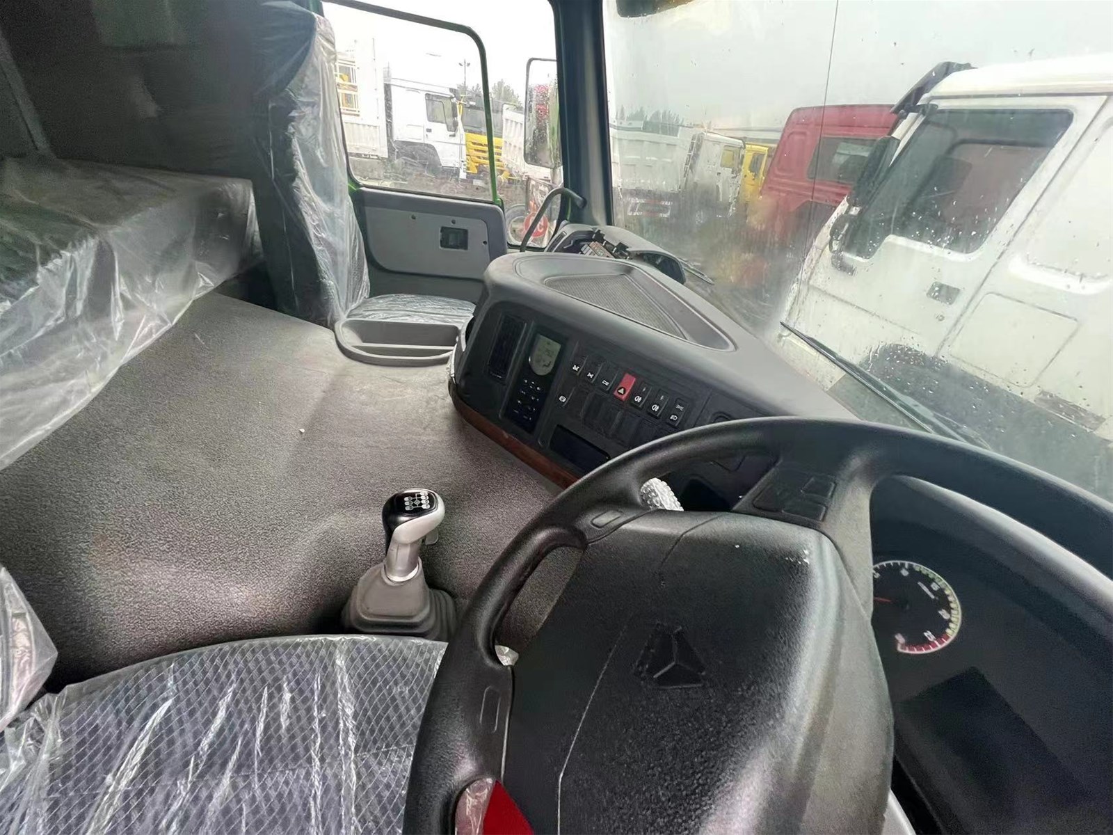 Heavy duty truck HOWO 8X4 6X4 dump truck fence truck righthand drive good price in stock