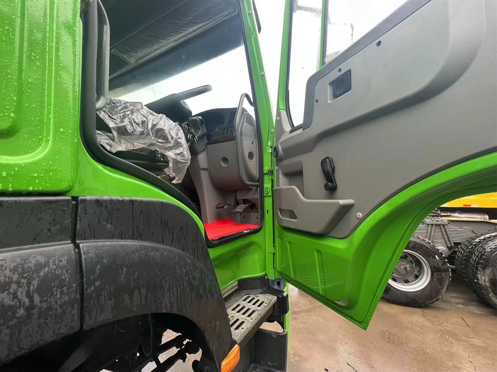 Heavy duty truck HOWO 8X4 6X4 dump truck fence truck righthand drive good price in stock
