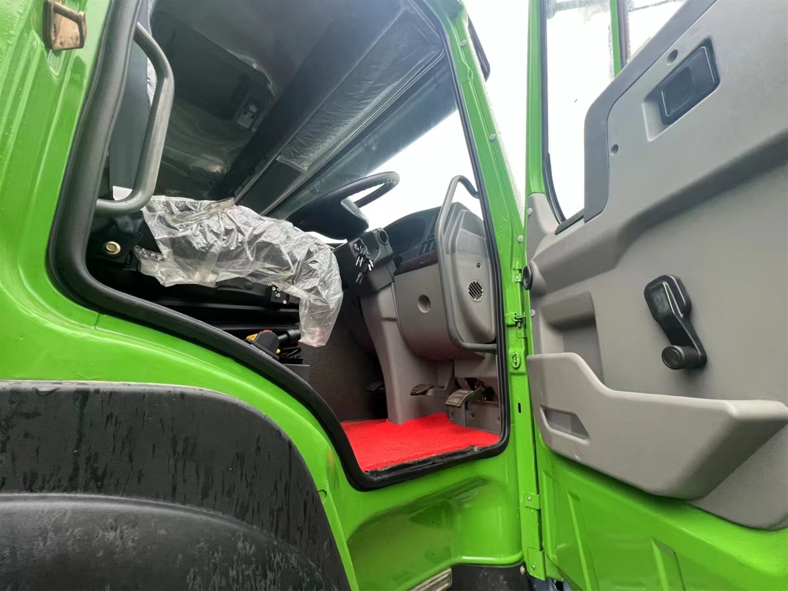 Heavy duty truck HOWO 8X4 6X4 dump truck fence truck righthand drive good price in stock