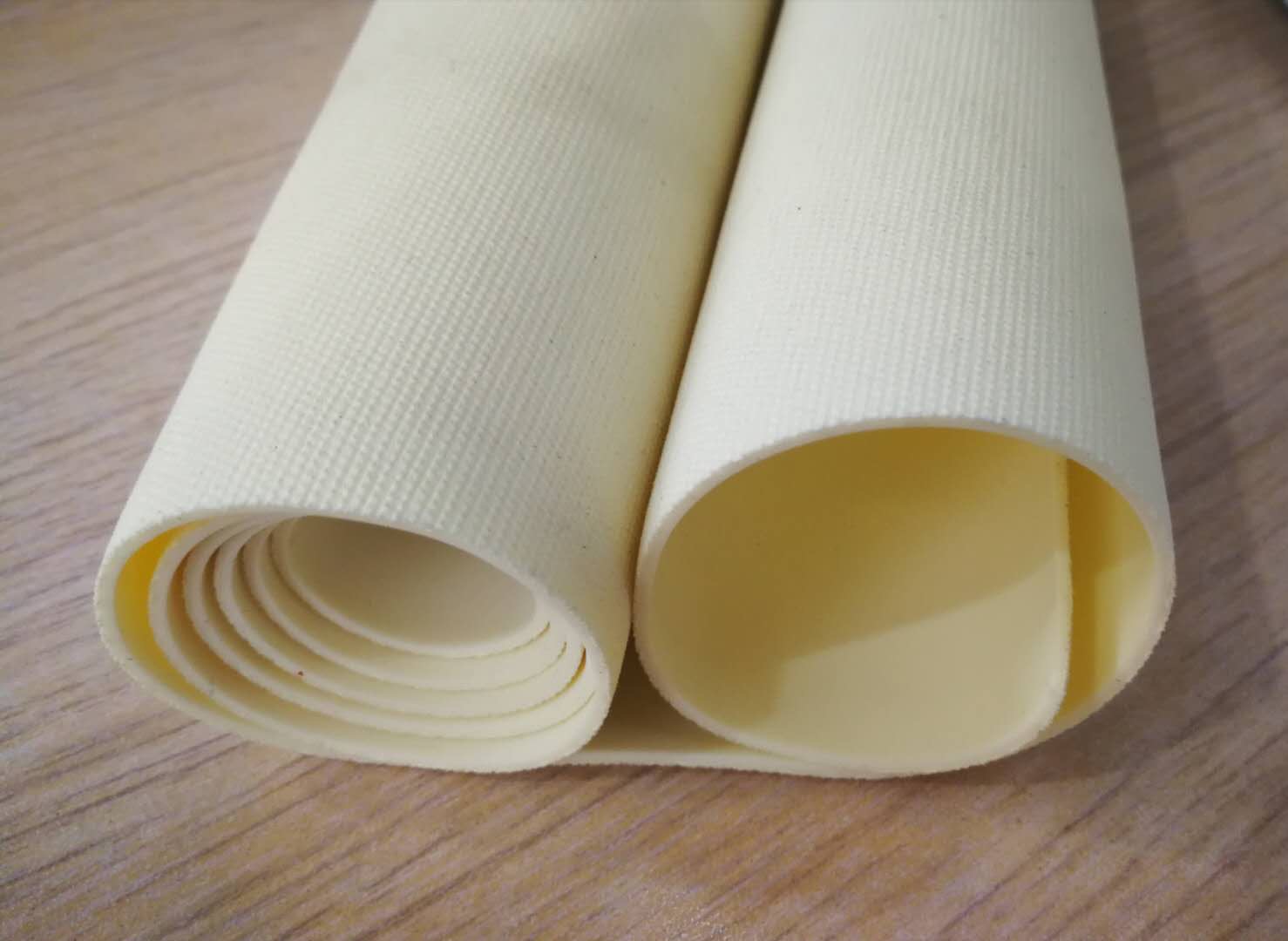 Elastic silicone cloth laminated silicone